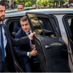 Tổng thống Pháp Macron bị tát vào mặt khi tiếp xúc với dân