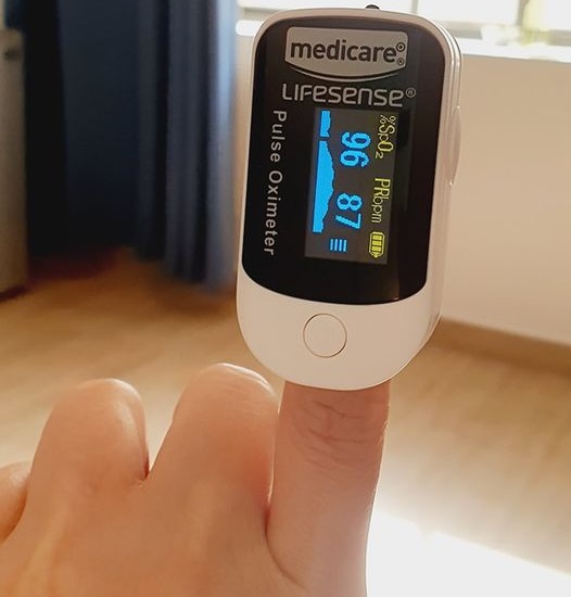 Cô gái Việt cũng chuẩn bị sẵn máy đo nồng độ oxy trong máu. (Ảnh qua Thanh Niên)