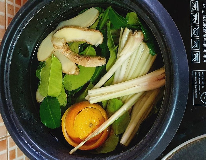 N. nấu nước xông mỗi ngày. (Ảnh qua Thanh Niên)