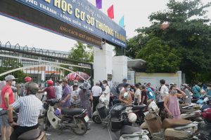 Bảo vệ phải đóng cửa điểm tiêm chủng, yêu cầu người dân ở ngoài cổng - Ảnh: PHẠM TUẤN