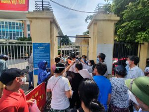 Chen lấn tiêm vắc xin COVID-19 tại phường Bồ Đề, Long Biên - Ảnh: ÁNH NAM