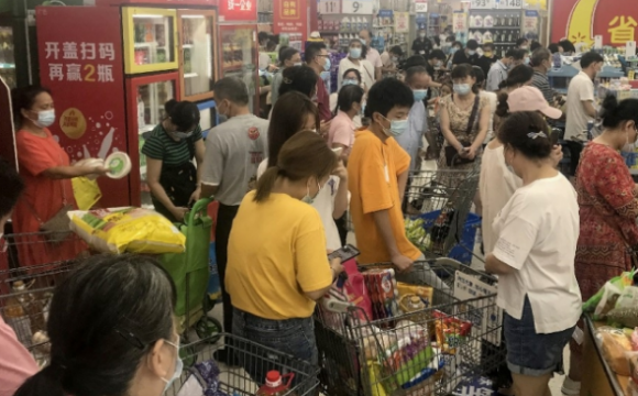Trung Quốc: người dân đổ xô mua hàng tích trữ
