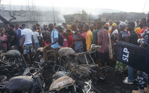 Châu Phi: Xe buýt đâm vào xe chở dầu tại một trạm xăng ở Sierra Leone gây thương vong lớn